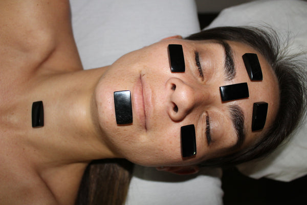 Masaje con Piedras Calientes en Línea