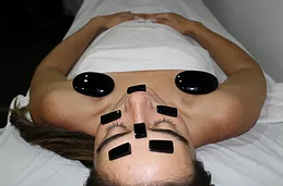 Masaje con Piedras Calientes en Línea
