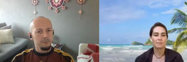 Captura de pantalla de una videoconferencia que muestra a un hombre y una mujer, ilustrando una sesión de terapia o asesoría en línea para el Diplomado en Desbloqueo Emocional Psicocorporal de Akasha.
